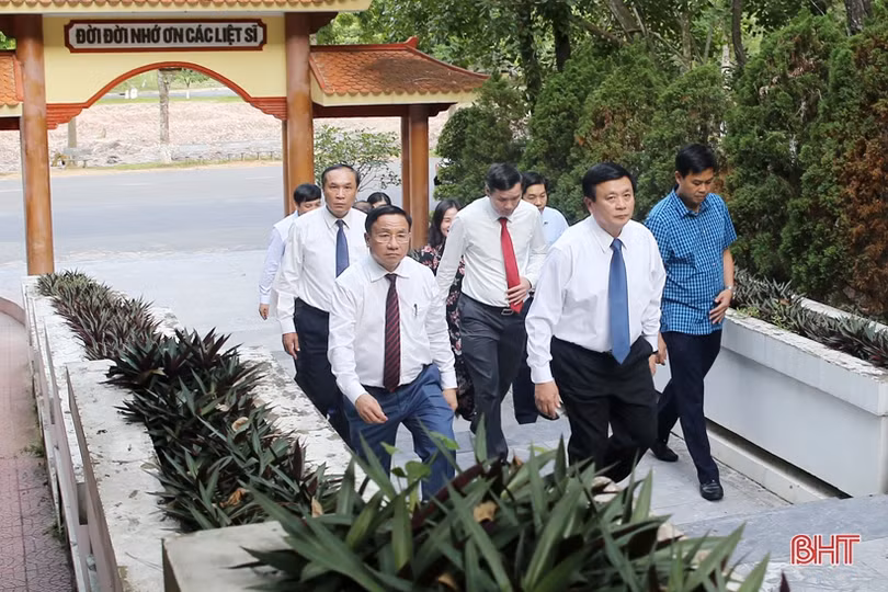 Chủ tịch Hội đồng lý luận trung ương Nguyễn Xuân Thắng dâng hương tri ân tại Đồng Lộc