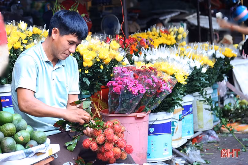 Vì sao sức tiêu thụ các mặt hàng phục vụ ngày Rằm tháng 7 ở Hà Tĩnh giảm mạnh?!