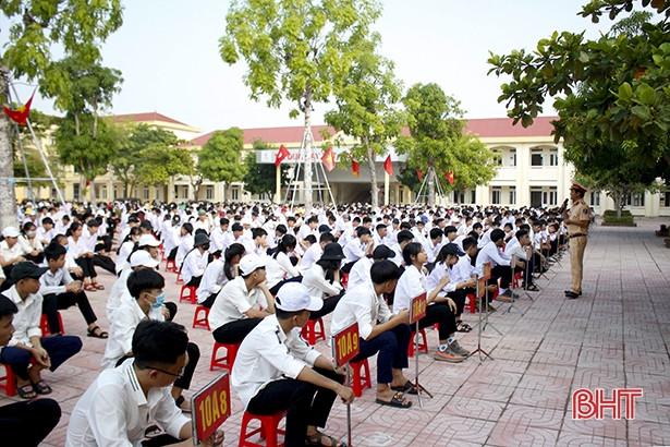 1.500 học sinh Can Lộc được trang bị kiến thức an toàn giao thông, phòng chống ma túy