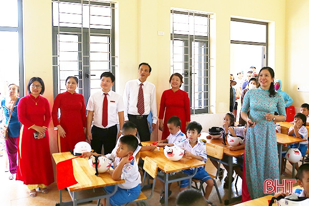 Agribank Hà Tĩnh trao tặng 69 bộ ti vi cho các trường học ở Hương Sơn