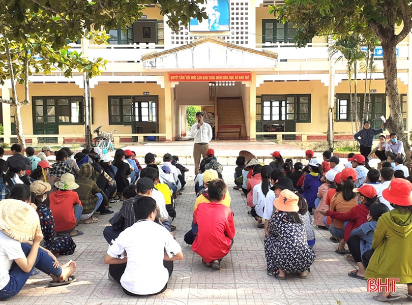 Hơn 33 vạn giáo viên, học sinh ở Hà Tĩnh tựu trường năm học mới