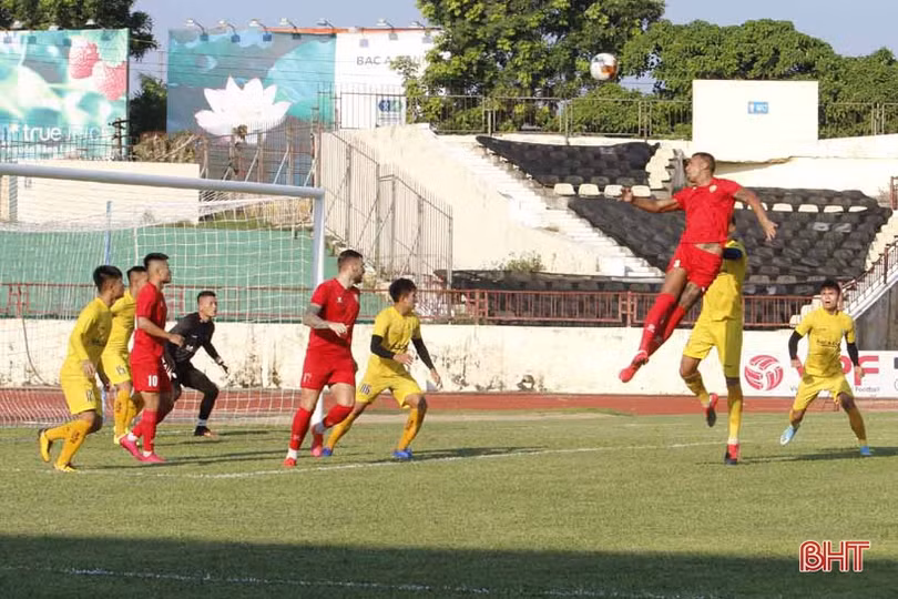 Ghi bàn phút 90, Xuân Mạnh cứu thua cho SLNA trước Hồng Lĩnh Hà Tĩnh