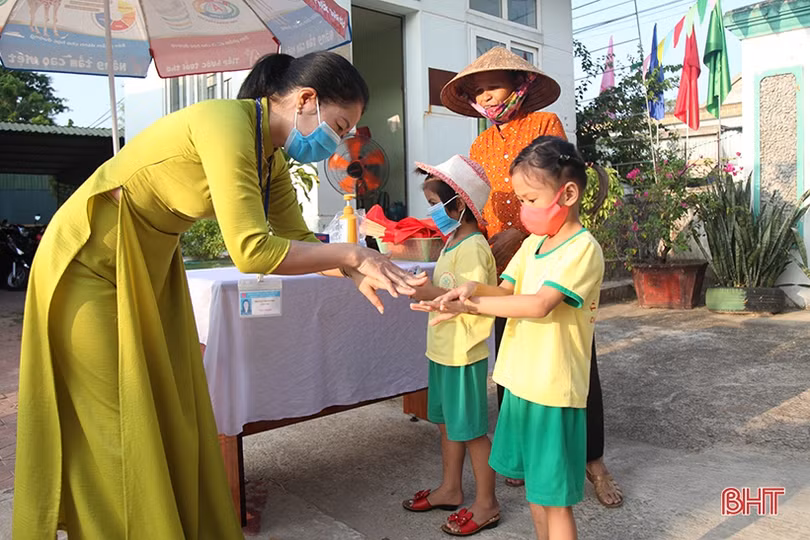 Lãnh đạo Hà Tĩnh chung vui lễ khai giảng năm học mới