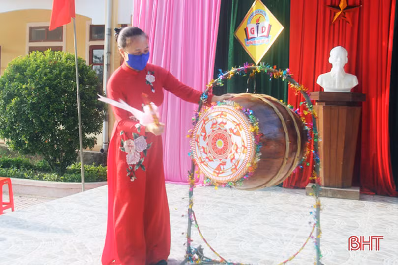 Lãnh đạo Hà Tĩnh chung vui lễ khai giảng năm học mới