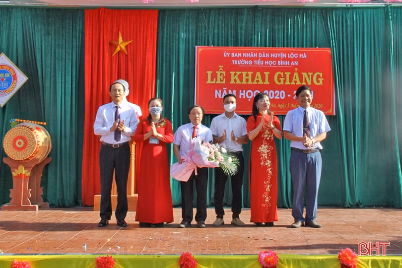 Lãnh đạo Hà Tĩnh chung vui lễ khai giảng năm học mới