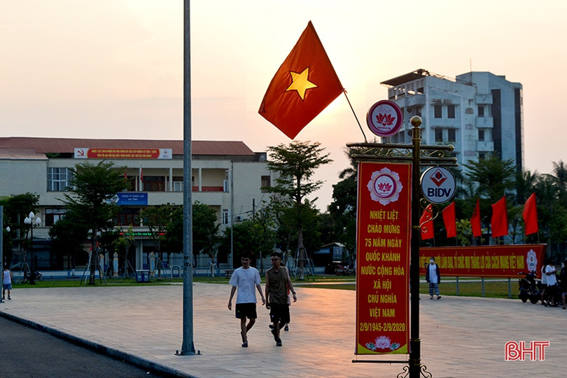 Cờ hoa rực rỡ đón Tết Độc lập ở thành phố Hà Tĩnh