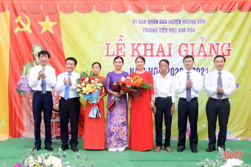 Lãnh đạo Hà Tĩnh chung vui lễ khai giảng năm học mới