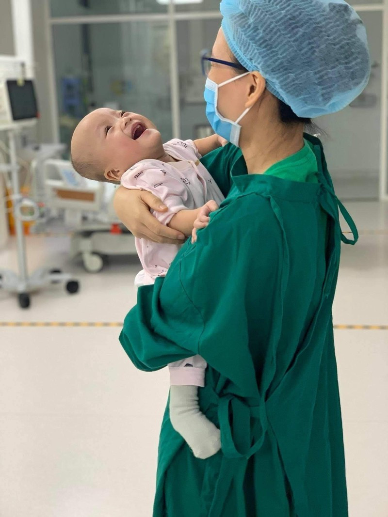 Hình ảnh ngộ nghĩnh của Trúc Nhi - Diệu Nhi khi bỏ nẹp chân, chơi chung giường