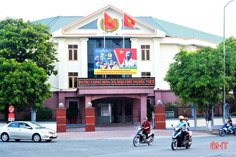 Cờ hoa rực rỡ đón Tết Độc lập ở thành phố Hà Tĩnh