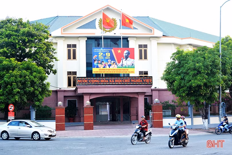 Cờ hoa rực rỡ đón Tết Độc lập ở thành phố Hà Tĩnh