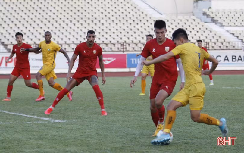 Ghi bàn phút 90, Xuân Mạnh cứu thua cho SLNA trước Hồng Lĩnh Hà Tĩnh