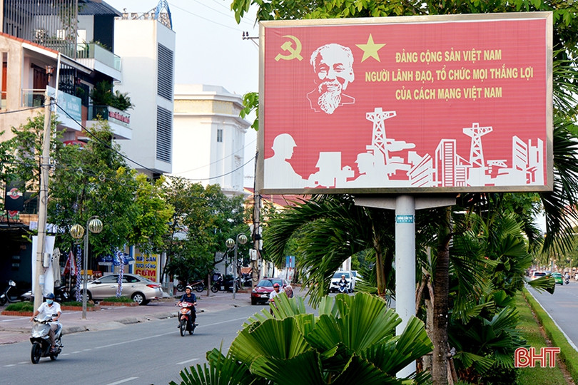 Cờ hoa rực rỡ đón Tết Độc lập ở thành phố Hà Tĩnh