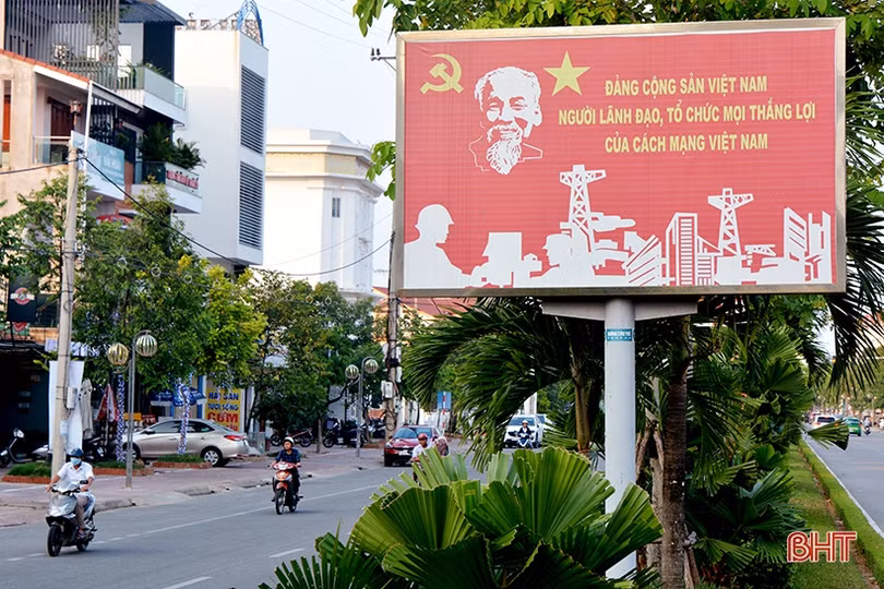 Cờ hoa rực rỡ đón Tết Độc lập ở thành phố Hà Tĩnh