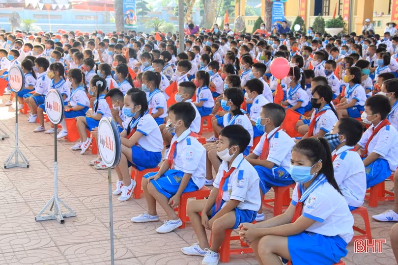 Lãnh đạo Hà Tĩnh chung vui lễ khai giảng năm học mới