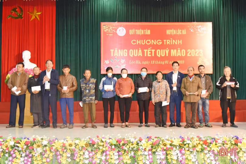 Hàng trăm suất quà tết đến với người nghèo Hà Tĩnh