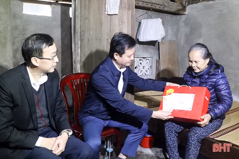 Các địa phương tặng quà tết cho hộ nghèo, người lao động khó khăn