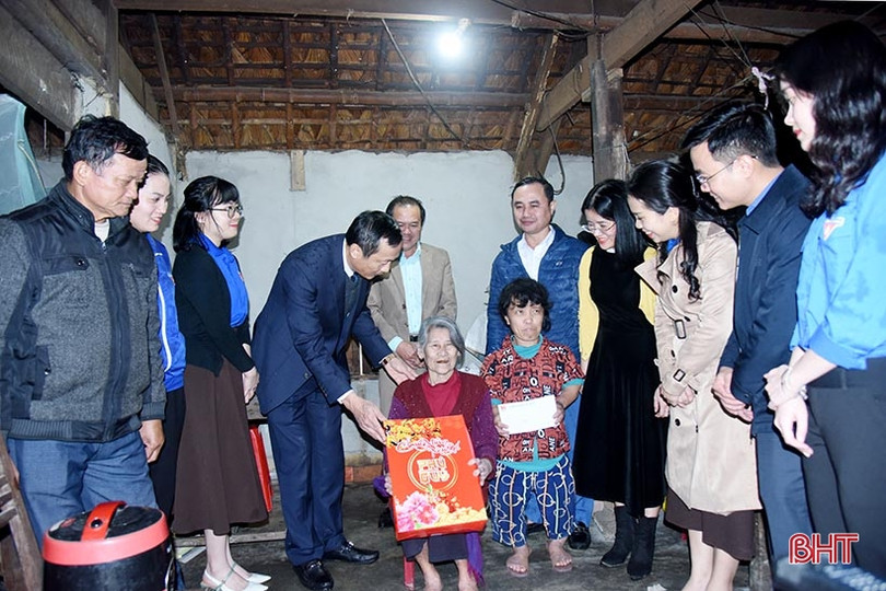 Bí thư Đảng ủy Khối CCQ&DN Hà Tĩnh trao tặng quà tết mẹ Việt Nam anh hùng