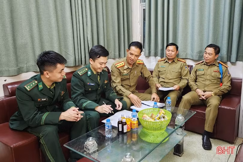 Chung tay dệt tình đoàn kết Việt - Lào