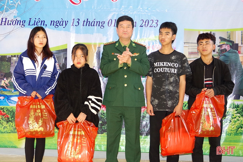 Mang “Xuân biên phòng, ấm lòng dân bản” đến bà con dân tộc Chứt