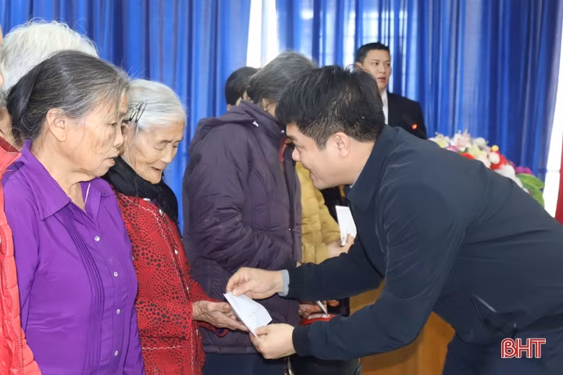 Chủ tịch Ủy ban MTTQ tỉnh trao quà cho các gia đình khó khăn ở Vũ Quang