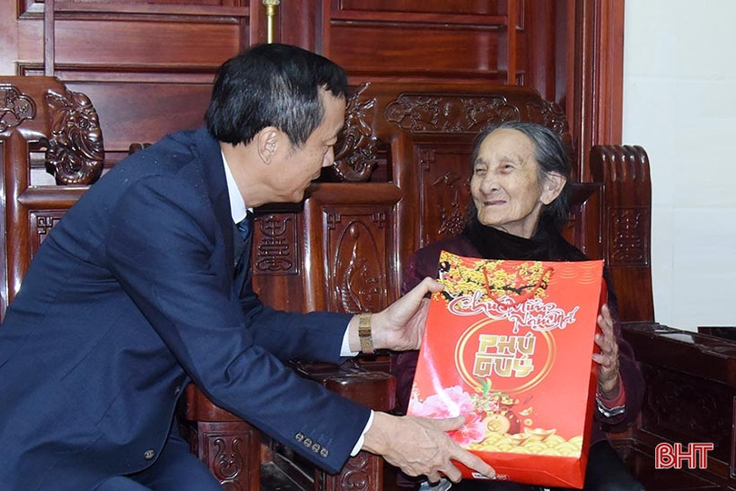 Bí thư Đảng ủy Khối CCQ&DN Hà Tĩnh trao tặng quà tết mẹ Việt Nam anh hùng