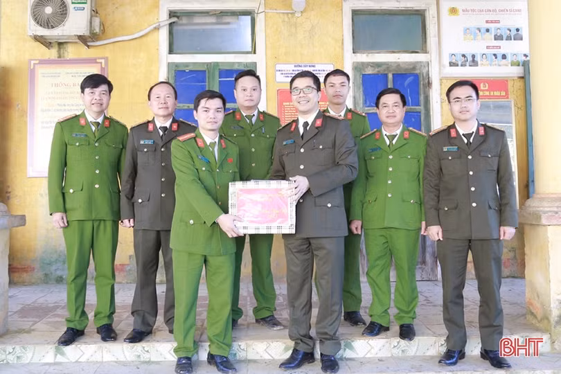 Giám đốc Công an Hà Tĩnh tặng quà tết các gia đình khó khăn ở Hương Khê