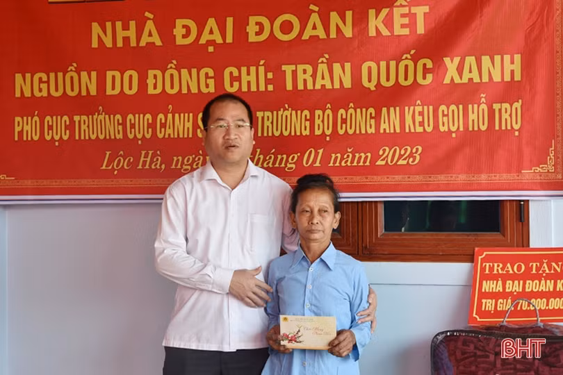 Bàn giao 5 ngôi nhà đại đoàn kết cho các hộ nghèo ở Lộc Hà