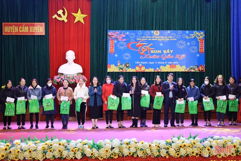 Nhiều phần quà đến với người nghèo, người lao động khó khăn ở Hà Tĩnh