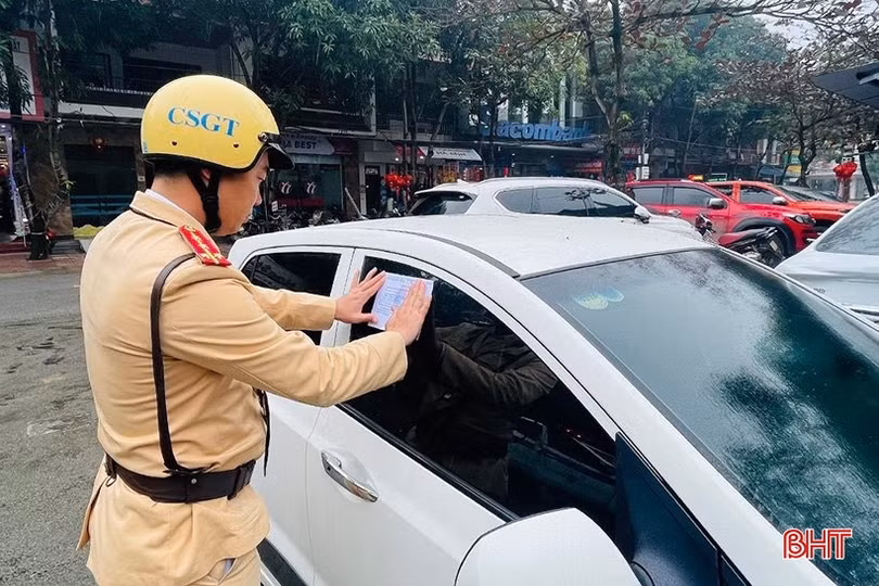 Công an TP Hà Tĩnh ra quân đảm bảo trật tự đô thị, ATGT dịp tết 