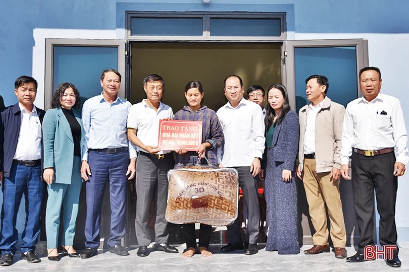 Bàn giao 5 ngôi nhà đại đoàn kết cho các hộ nghèo ở Lộc Hà