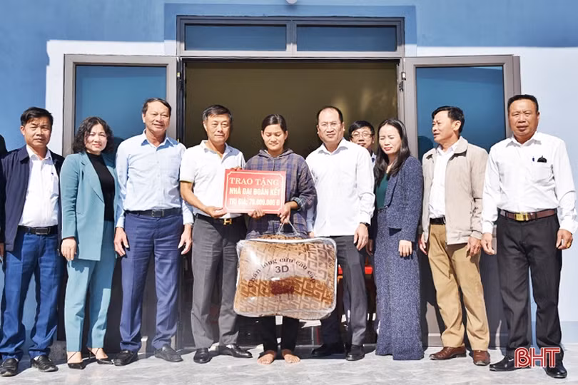 Bàn giao 5 ngôi nhà đại đoàn kết cho các hộ nghèo ở Lộc Hà