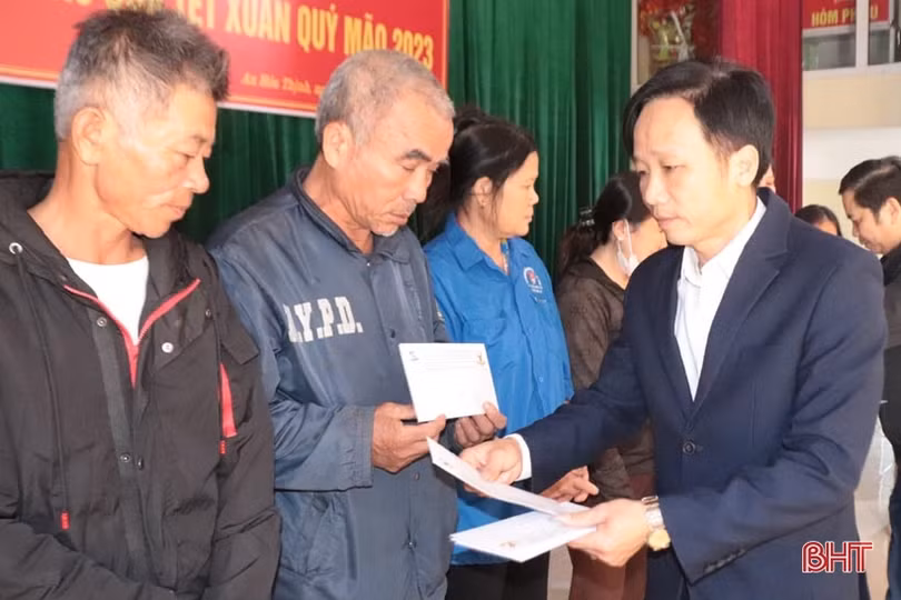 Hội Đồng hương Hương Sơn ở Đồng Nai tặng 100 suất quà cho người nghèo