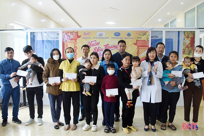 “Xuân yêu thương - Tết chia sẻ” đến với bệnh nhân gặp hoàn cảnh khó khăn ở Hà Tĩnh