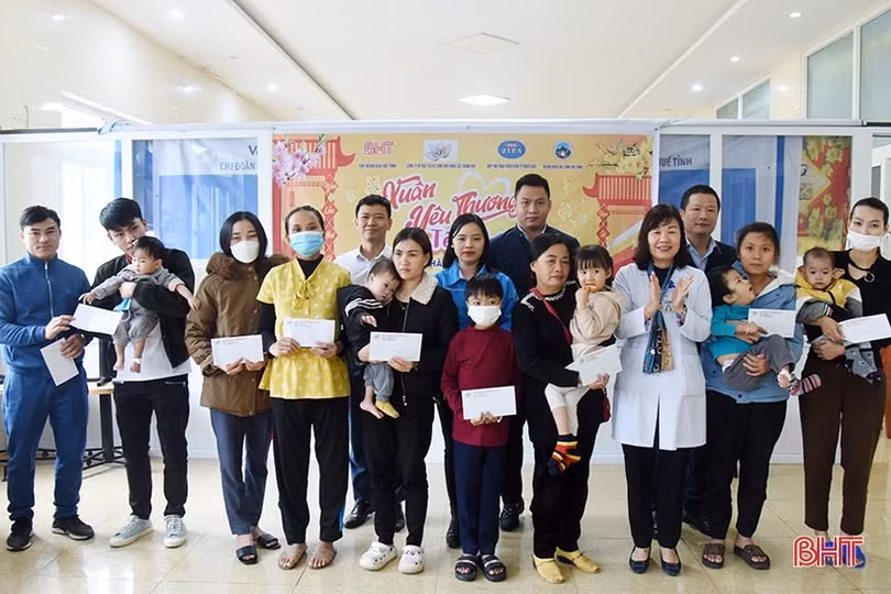 “Xuân yêu thương - Tết chia sẻ” đến với bệnh nhân gặp hoàn cảnh khó khăn ở Hà Tĩnh