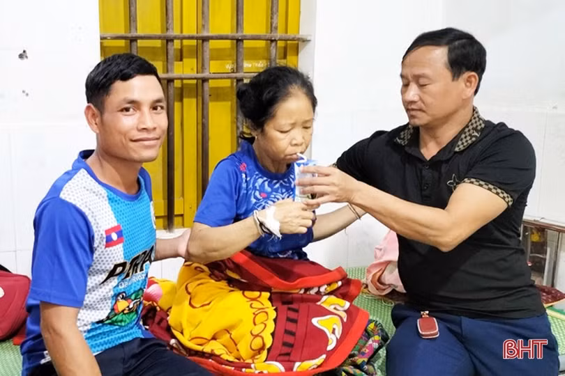 Chung tay dệt tình đoàn kết Việt - Lào