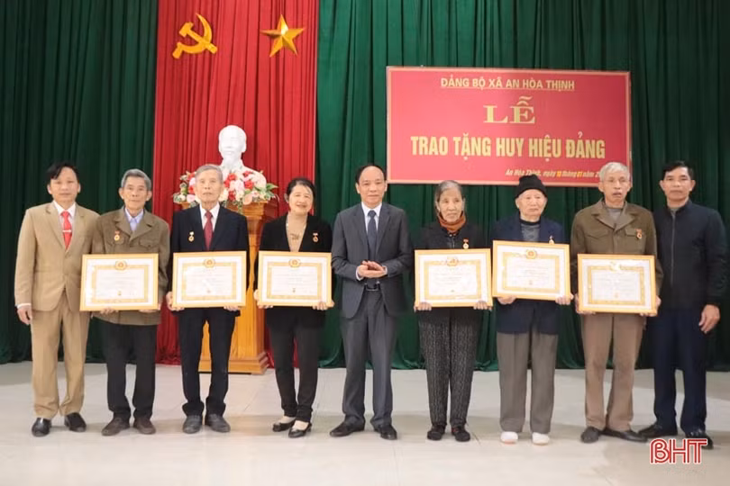 Trao Huy hiệu Đảng cho 135 đảng viên ở Hương Sơn