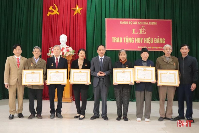 Trao Huy hiệu Đảng cho 135 đảng viên ở Hương Sơn