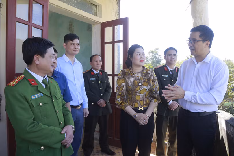 Giám đốc Công an Hà Tĩnh tặng quà tết các gia đình khó khăn ở Hương Khê