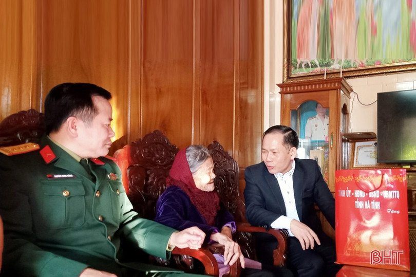 Lãnh đạo Đoàn ĐBQH Hà Tĩnh tặng quà gia đình chính sách, người cao tuổi ở TX Hồng Lĩnh