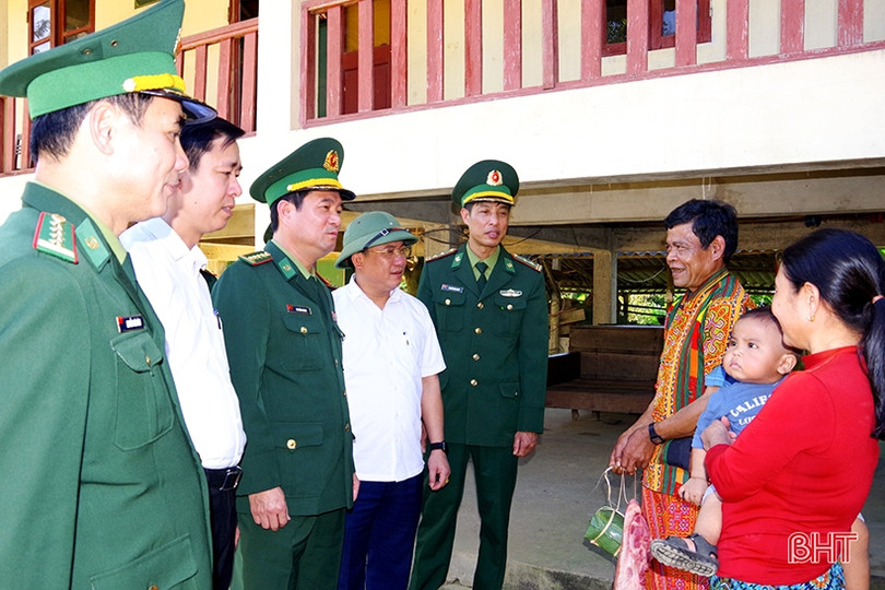 Mang “Xuân biên phòng, ấm lòng dân bản” đến bà con dân tộc Chứt