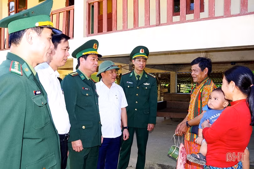 Mang “Xuân biên phòng, ấm lòng dân bản” đến bà con dân tộc Chứt