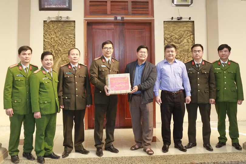 Giám đốc Công an Hà Tĩnh tặng quà tết các gia đình khó khăn ở Hương Khê
