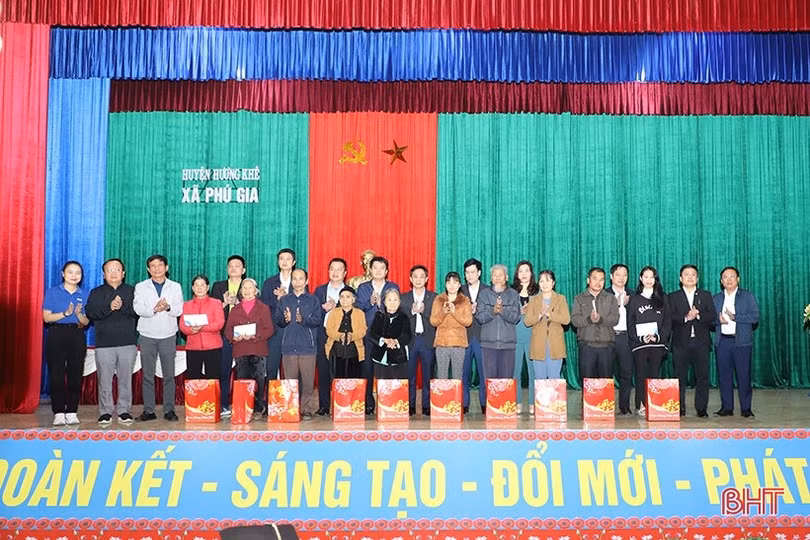 Nhiều phần quà tết đến với người nghèo, hộ khó khăn huyện Hương Khê