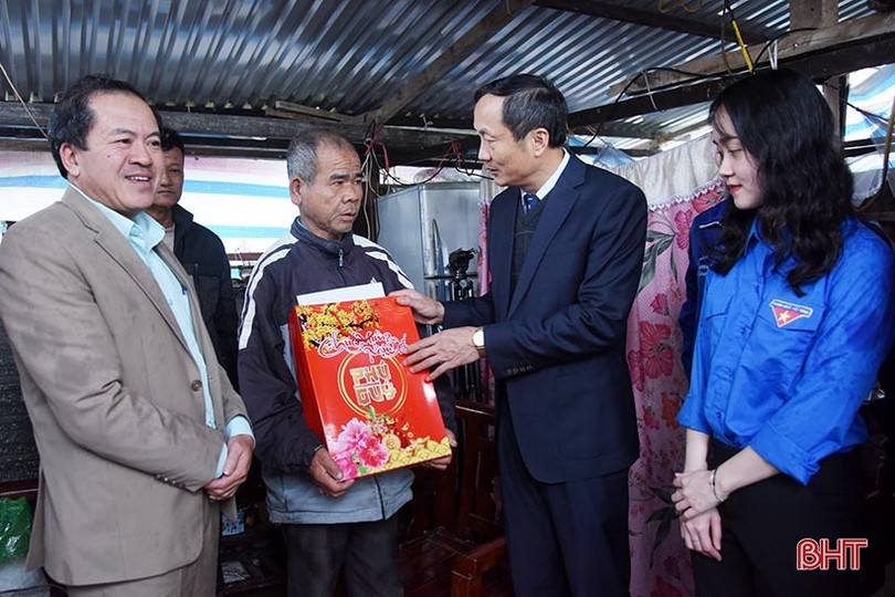 Bí thư Đảng ủy Khối CCQ&DN Hà Tĩnh trao tặng quà tết mẹ Việt Nam anh hùng