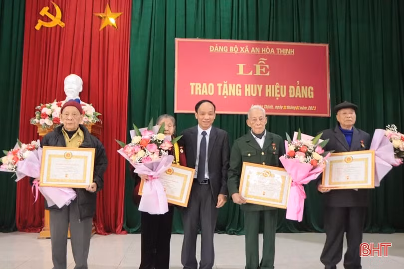 Trao Huy hiệu Đảng cho 135 đảng viên ở Hương Sơn