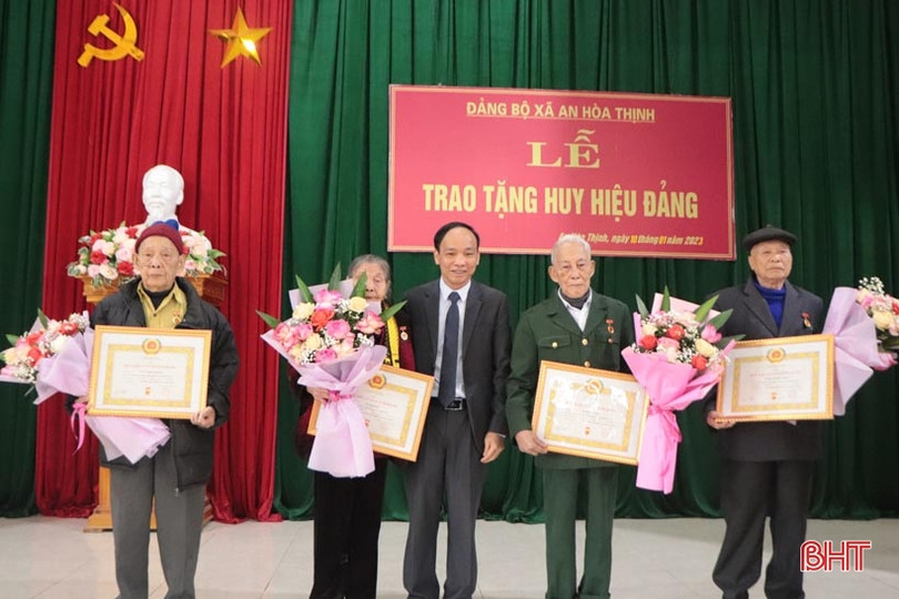 Trao Huy hiệu Đảng cho 135 đảng viên ở Hương Sơn