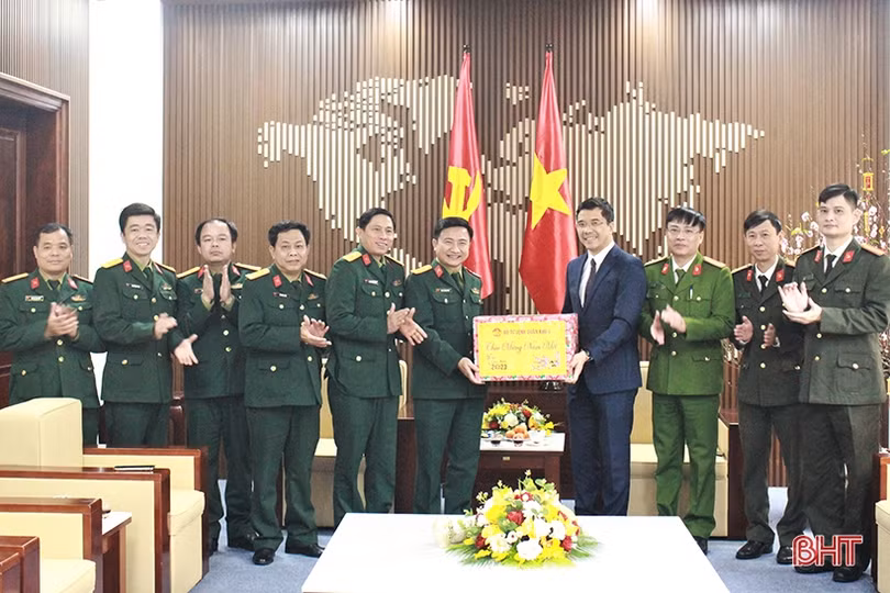 Bộ Tư lệnh Quân khu 4 chúc tết lực lượng vũ trang tỉnh Hà Tĩnh