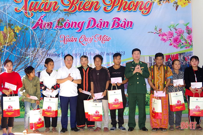 Mang “Xuân biên phòng, ấm lòng dân bản” đến bà con dân tộc Chứt
