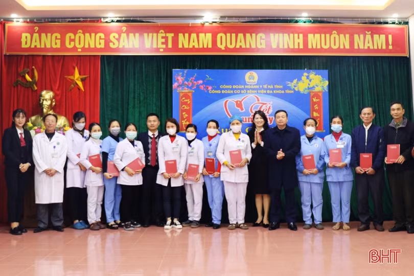 Các cơ sở y tế Hà Tĩnh chăm lo tết cho người lao động, bệnh nhân khó khăn