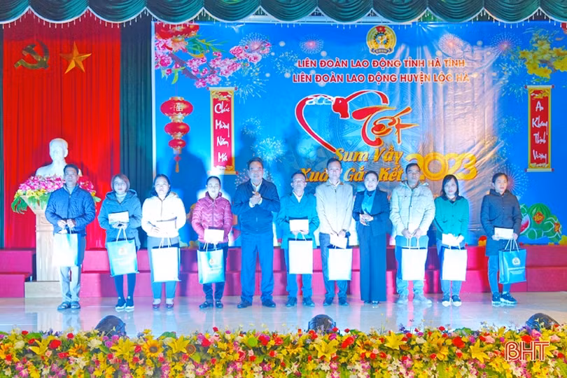 Các địa phương tặng quà tết cho hộ nghèo, người lao động khó khăn